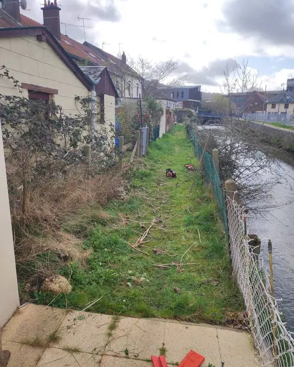 Bande de terrain débroussaillée le long d’un cours d’eau