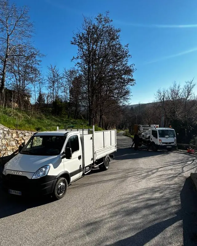 Le camion-benne et la nacelle sur un chantier
