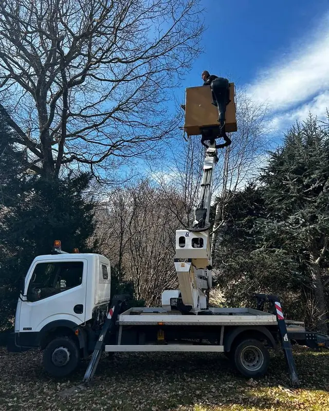 Camion-nacelle calé sur ses stabilisateurs