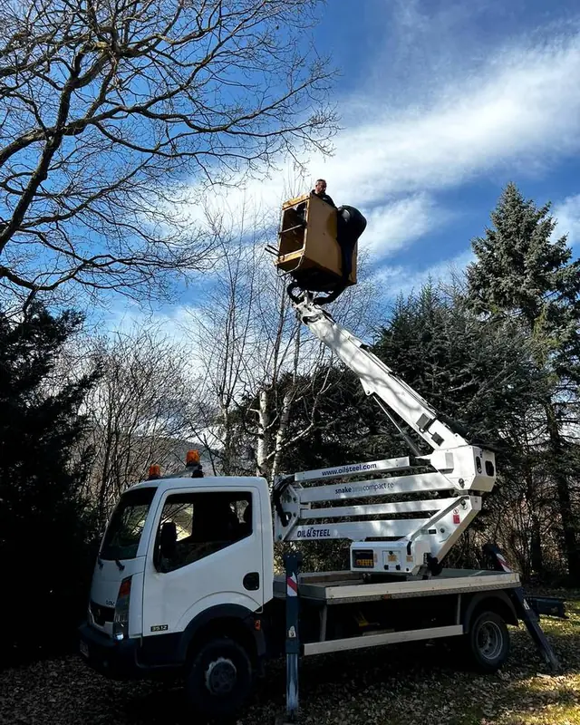 Le camion-nacelle en place dans une propriété boisée