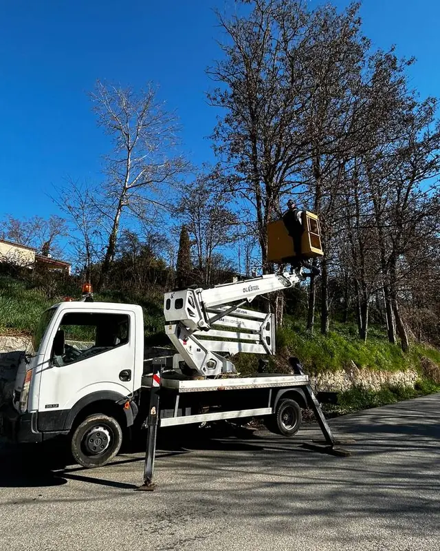 Nacelle en bord de chaussée, bras replié