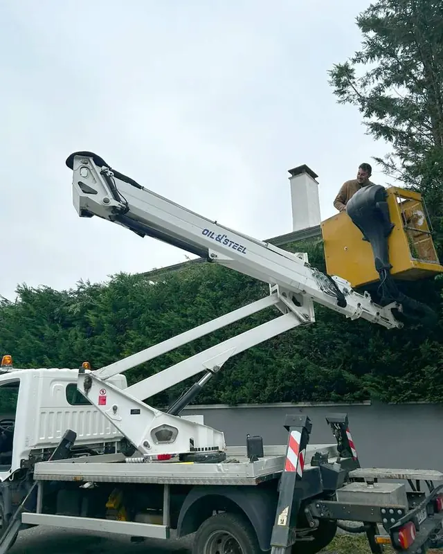 Nacelle le long d’une haie de grande hauteur